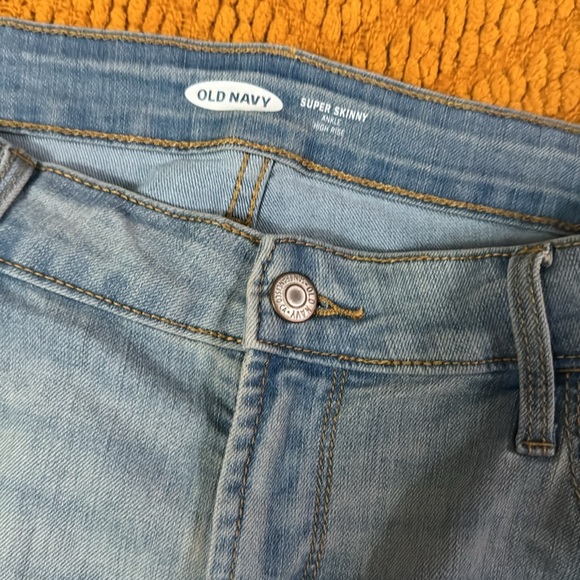 Women’s Old Navy Skinny Jeans - Picture 2 of 3